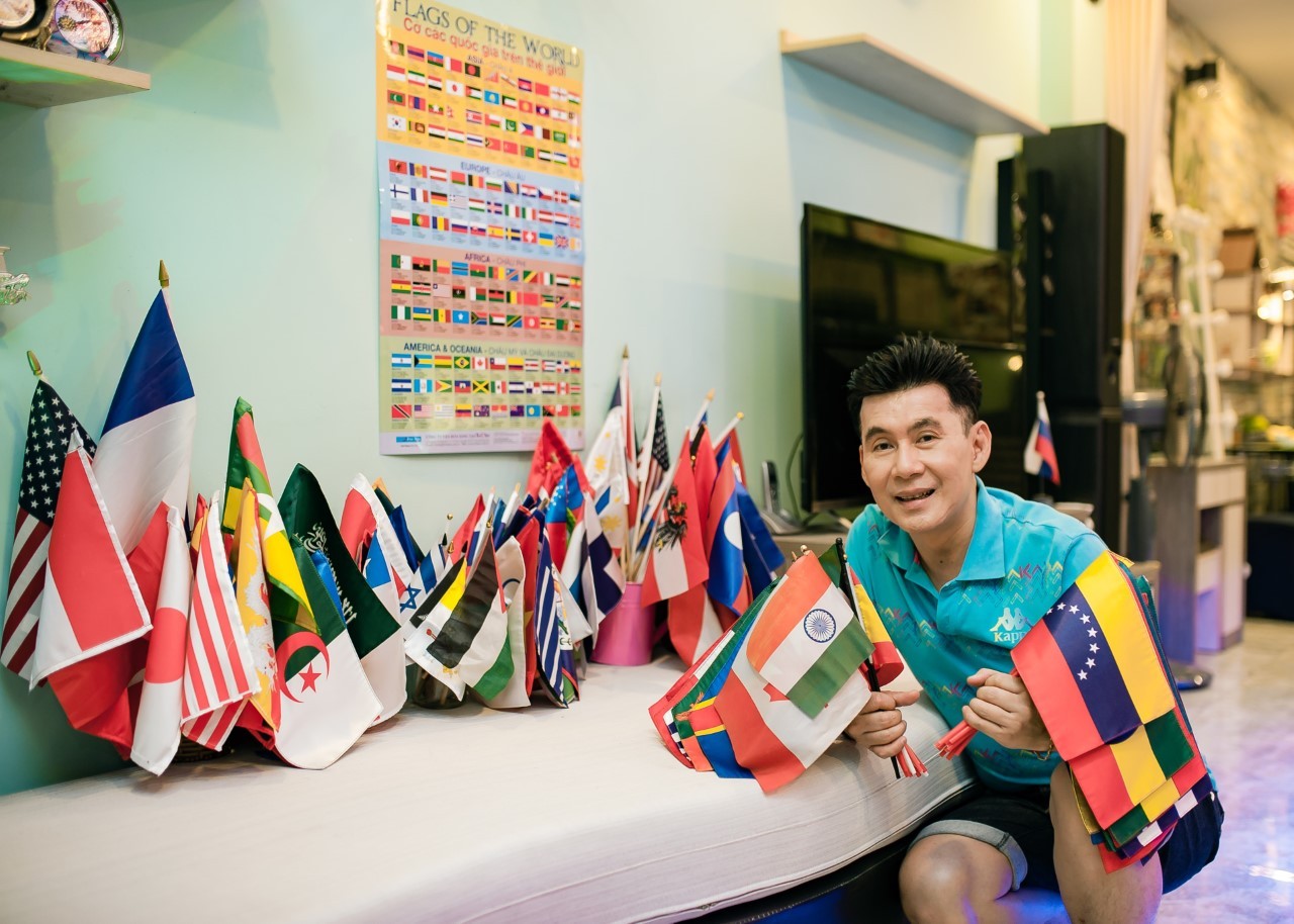 The Story Of 30-Year Journey Of A Vietnamese Flag Collector