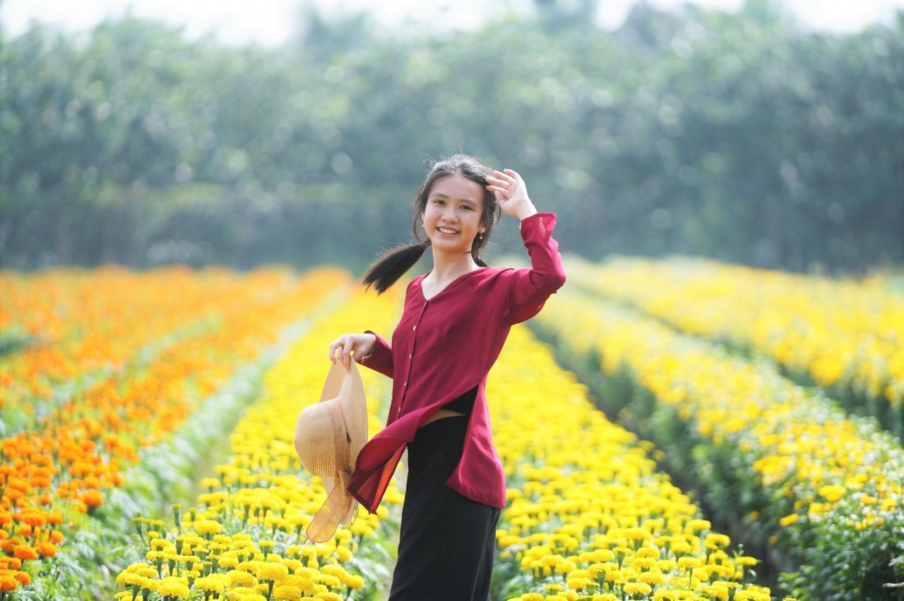 Tourists visit the flower gardens at Tan My Chanh flower village. Photo: TSTourist 