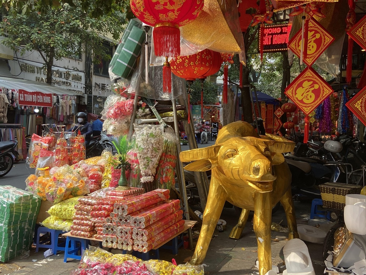 Hanoi's Old Quarter gets ready for traditional Tet holiday