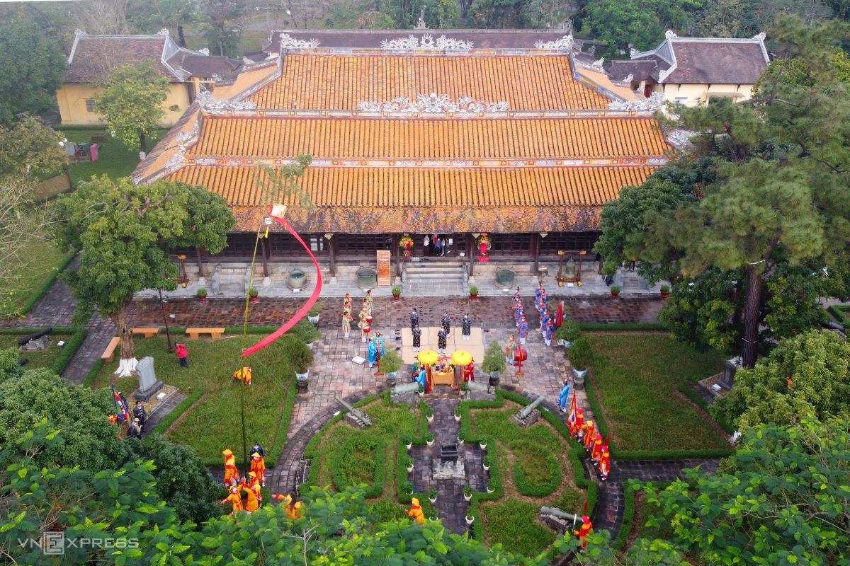 bamboo pole erecting tradition in hue citadel to celebrate tet