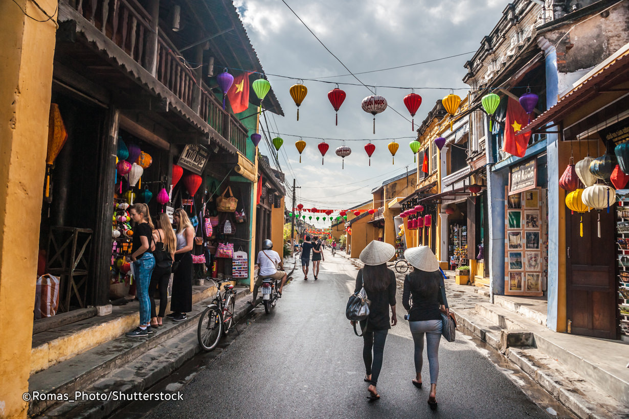 Hoi An's pedestrian street reopens after being closed due to Covid-19