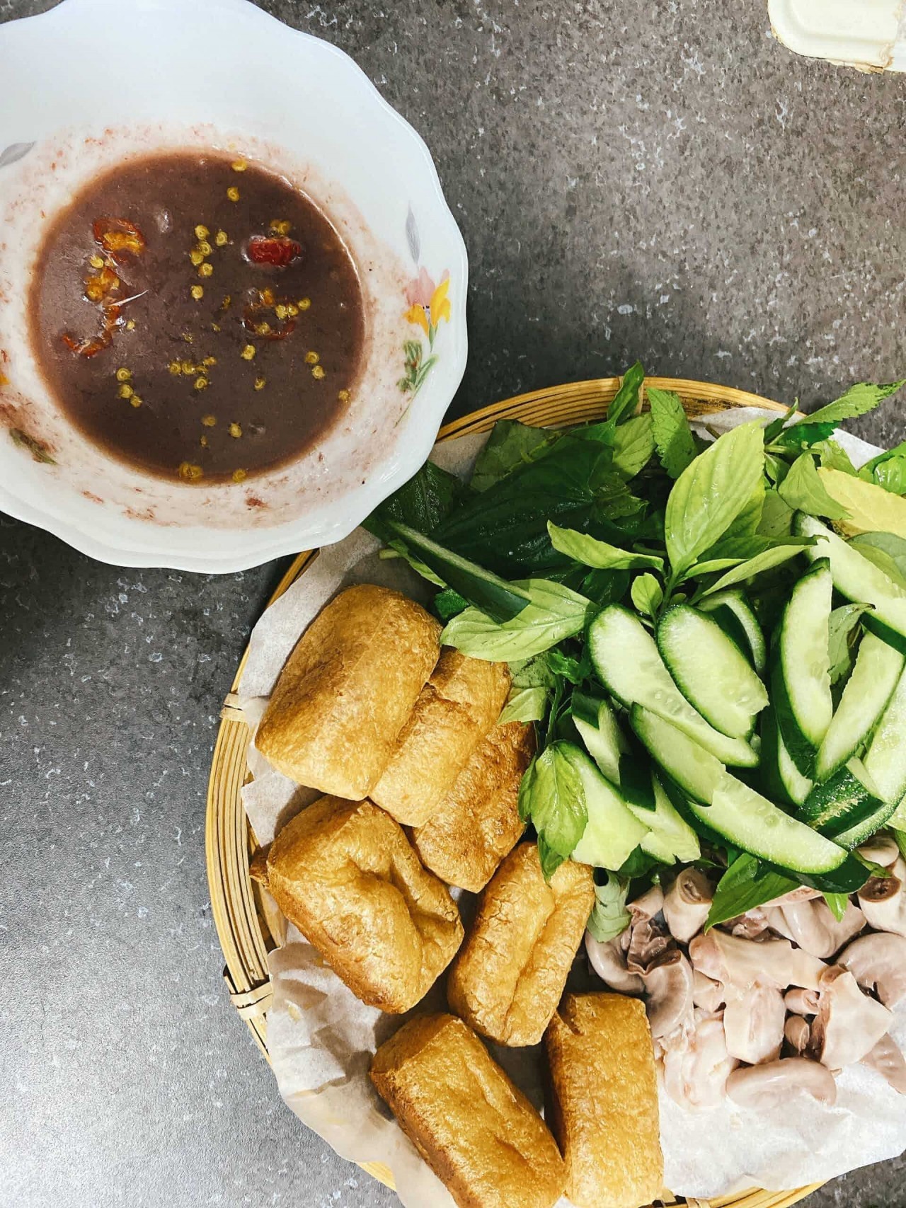 Dong Nhi's improvised vermicelli and dried tofu with shrimp paste. Photo: NVCC