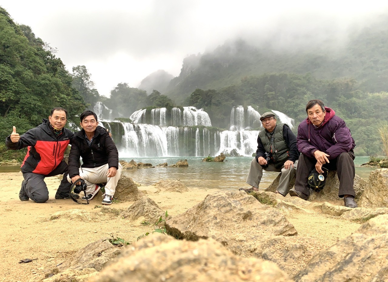 The group of friends took pictures at Ban Gioc Waterfall. Photo: Nguyen Thanh Trung 