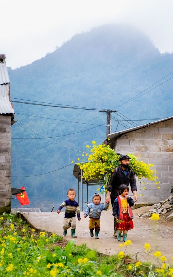 A father and his two kids in a village. Photo: Bao Lam Dong 