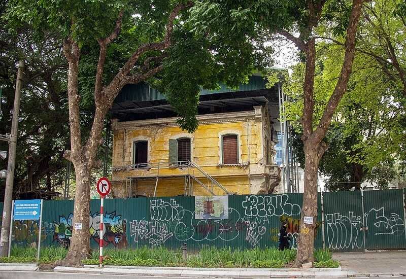 The old villa at 49 Tran Hung Dao is seriously degraded and is being preserved. Photo: Baoxaydung