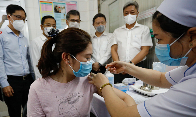 covid 19 vaccine shots to be given for frontline workers in da nang