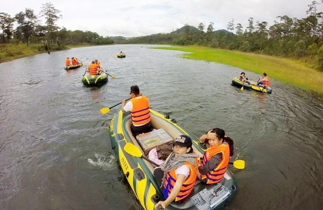 4743-kayak-on-tuyen-lam-lake