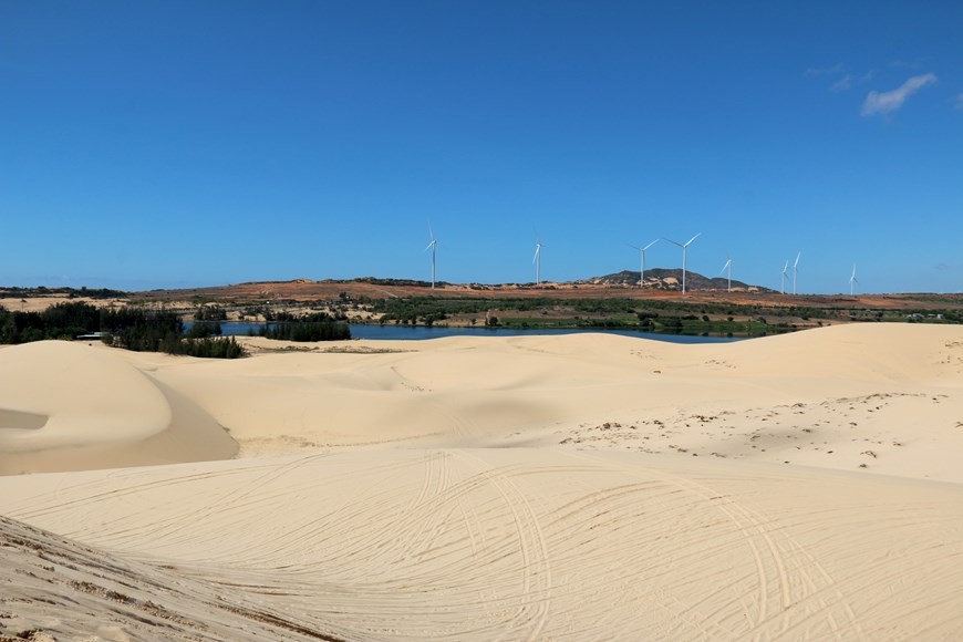 The lovely combination between the large lake and vast beautiful sandy slopes. Photo: Nguyen Thanh/ TTXVN