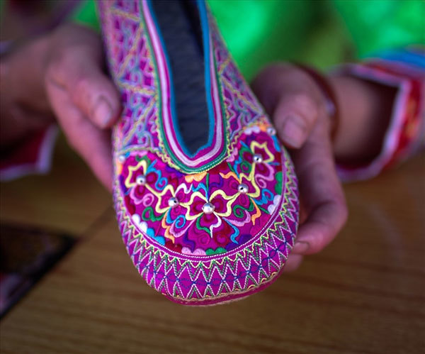 The artisanal shoes of the Xa Phang people may look simple, but a closer look reveals just how sophisticated the details of their patterns and embroidery lines are.  Their colourful shoes are a key part of their outfits and are meticulously made. According to elderly artisans making and sewing the soles are the most time-consuming stages and will determine the durability of the shoes. (Photo: Vietnamnet) 