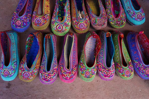 The threads used to embroider the shoes are natural and come in a variety of colours, used depending on the taste and aesthetics of the maker but mainly red, pink, blue, or yellow. In particular, shoes for young women are always decorated with bright colours. (Photo: Laodong.vn)