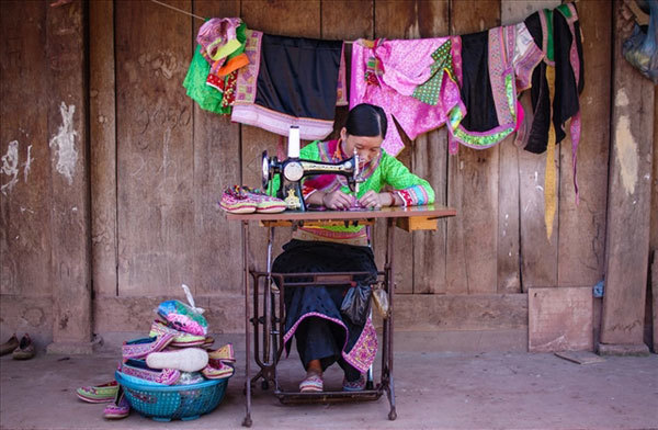 Shoes are mostly made for family members. The Xa Phang people wear their embroidered shoes and traditional outfits on special occasions like festivals and weddings. (Photo: Laodong.vn) 