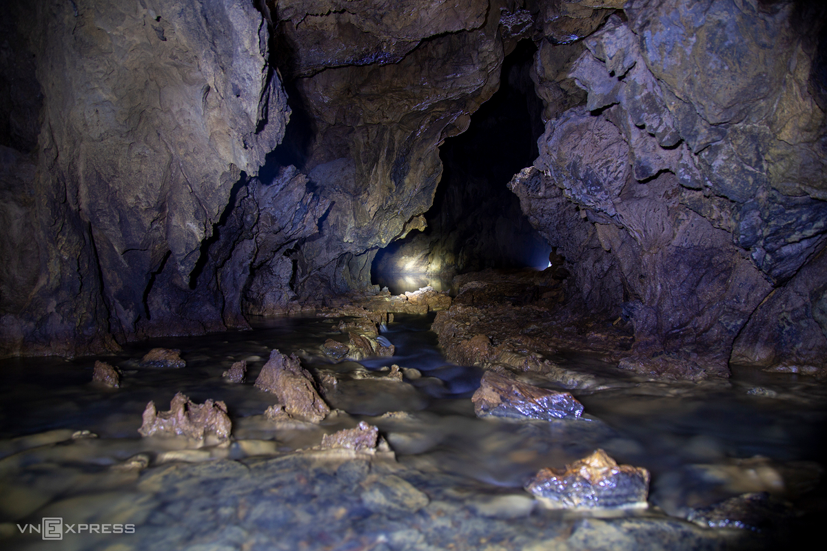 The underground stream inside the cave (Photo: VnExpress) 