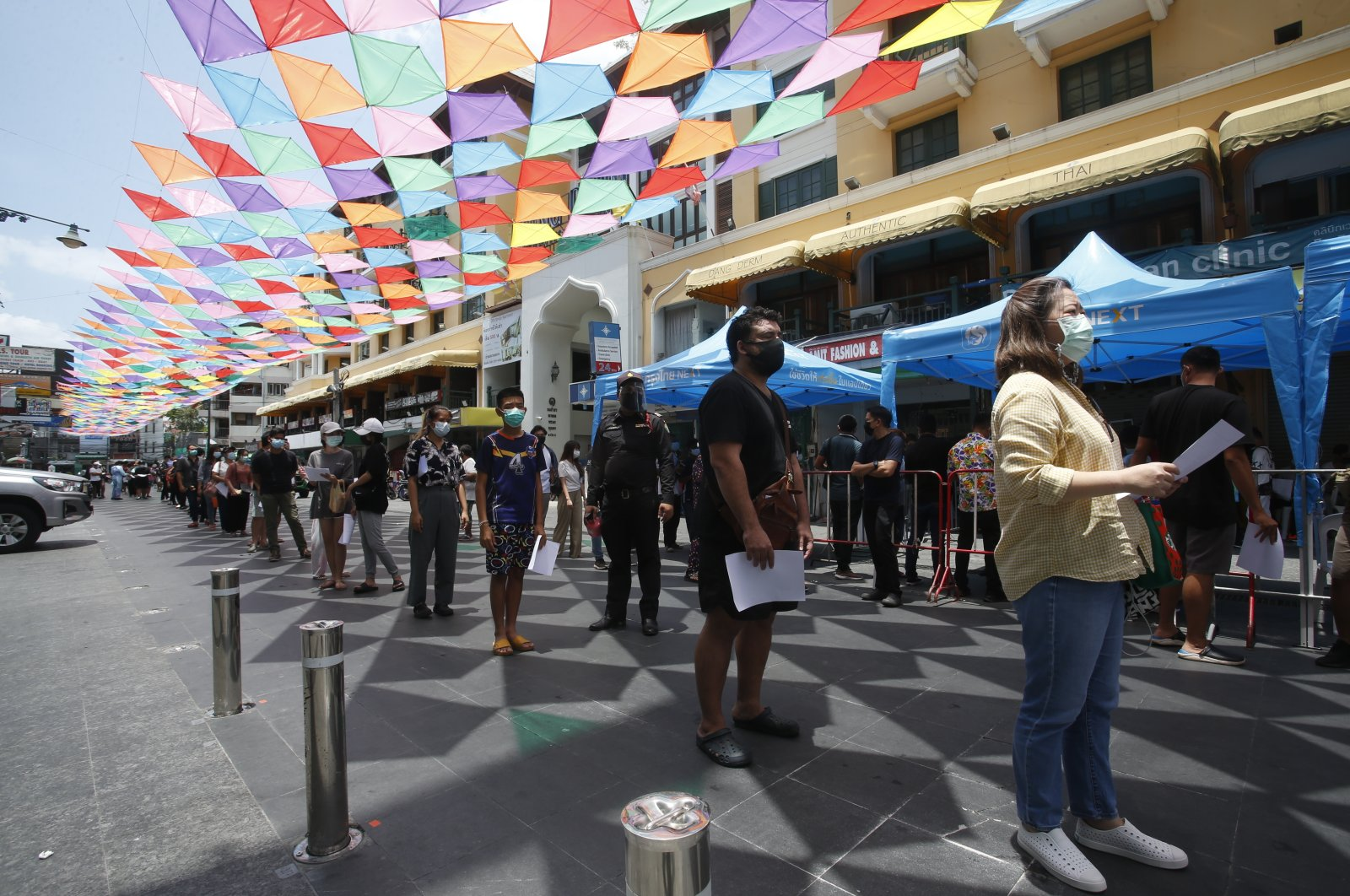 People wait in line for Covid-19 swab tests in Khaosan Road, Bangkok, Thailand (Photo: AP) 