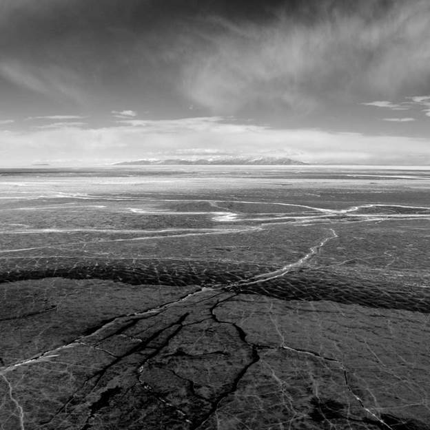 Legendary Lake Baikal, located in southern Siberia, Russia is the deepest, largest and oldest fresh-water body in the world. During winter, its surface typically freezes over, creating extraordinary patterns. (Photo: VnExpress) 