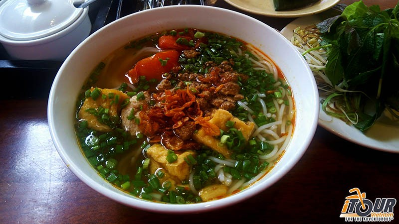 Bun Rieu is a dish you must try in your trip to Vietnam (Photo: Itour.vn) 
