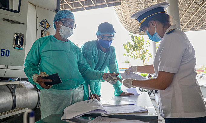 Arrivals from Cambodia complete health declaration procedures at Moc Bai border gate in Tay Ninh Province, March 2020. Photo by VnExpress/Huu Khoa.