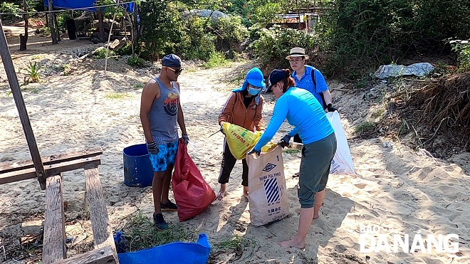 Expats in Da Nang cleaning trash on the Nam Beach (Photo: Baodanang) 