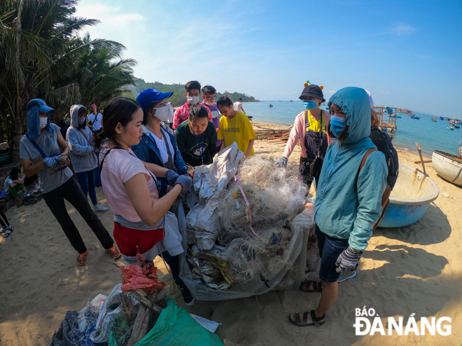 The beach clean event sees the active involvement of Da Nang people (Photo: Baodanang) 