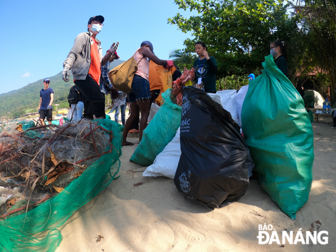 Trash is placed in a collection area before being sent to an appropriate sorting or treatment site. (Photo: Baodanang) 