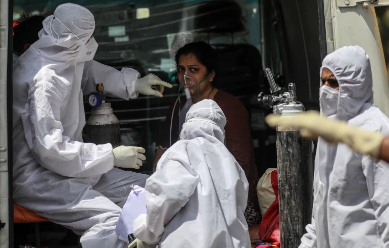 Health workers attend to a suspected COVID-19 patient in Mumbai [Divyakant Solanki/EPA]