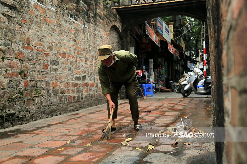 Every day from 6am to 6pm, Mr. Nhan cleans the gate and area around it, prevents street vendors and others from using it for their personal purpose. Photo: Saostar.vn