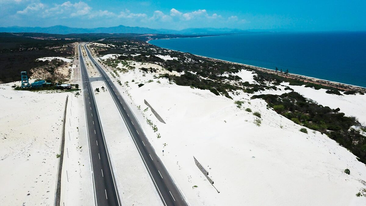 Two Vietnamese fascinating sand dunes attract tourists