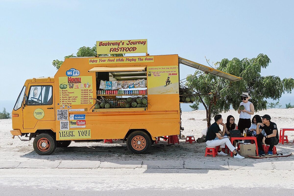 Located in the farthest region of Binh Thuan, Bau Trang only attracts trekkers and backpackers travelling by motorbikes. In 2018, the water truck on the roadside attracts many young people to check-in. 