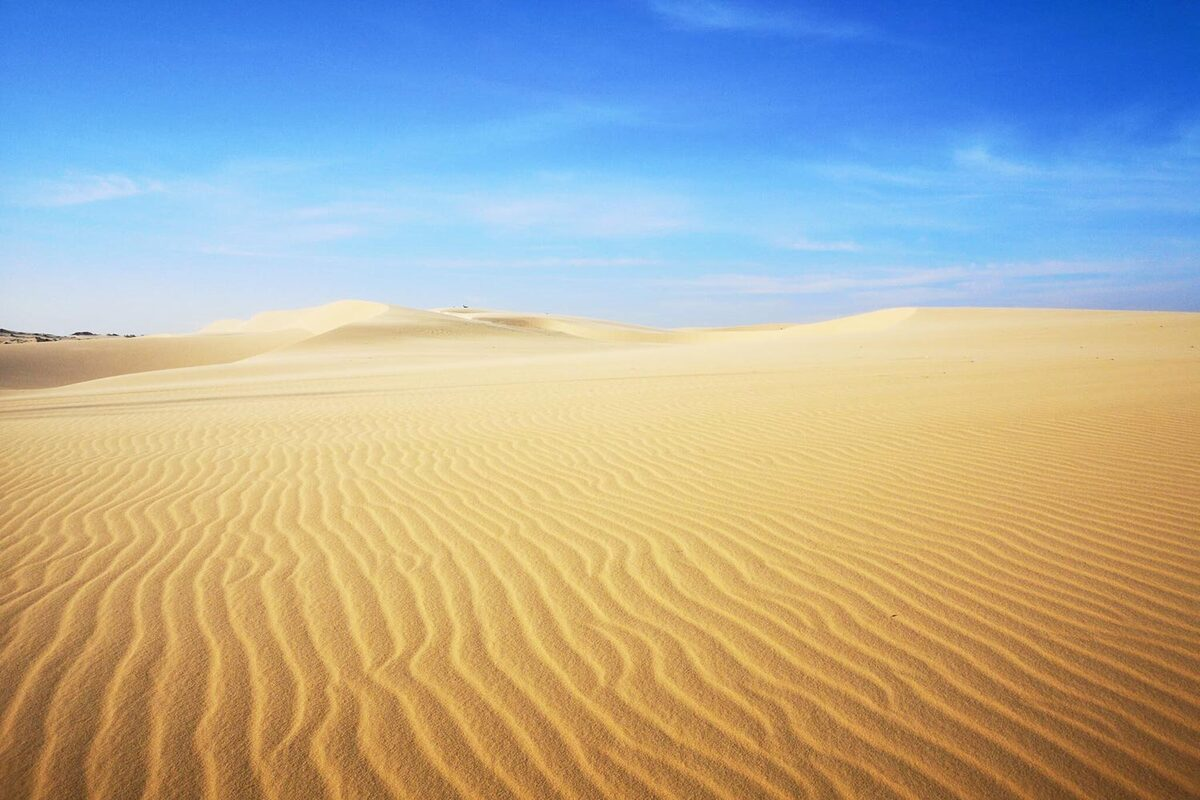 According to the angle of the sunlight shining on the sand that its colour can change to a light yellow, which made tourists think they are in the wrong place.  Photo: Diem Dang Dung 