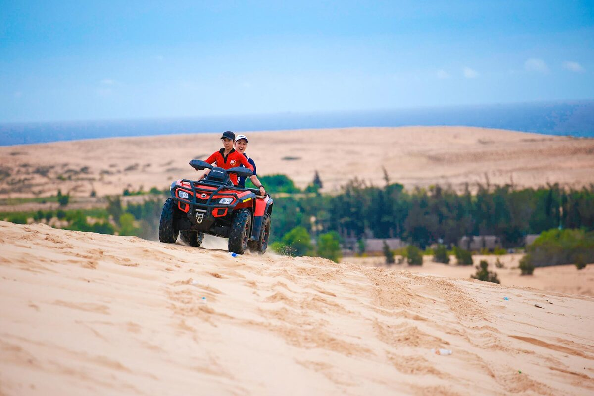 People who are interested in dangerous challenges should try out speed-driving experience on Mui Ne Sand Dunes. The driver will take you on a wild ride through the winding sand. Tourists can choose from motorbike for 2 people to jeep cars for a group of 4, with the price ranging from VND 400,000 to VND 600,000 in 20 minutes. They can ride the bikes themselves, and people who has problems with physical health will be warned not to play the game.  Photo: Ngo Tran Hai An