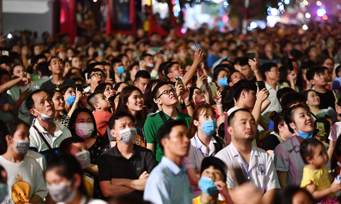 tourists book tickets for holidays despite covid 19 pandemic