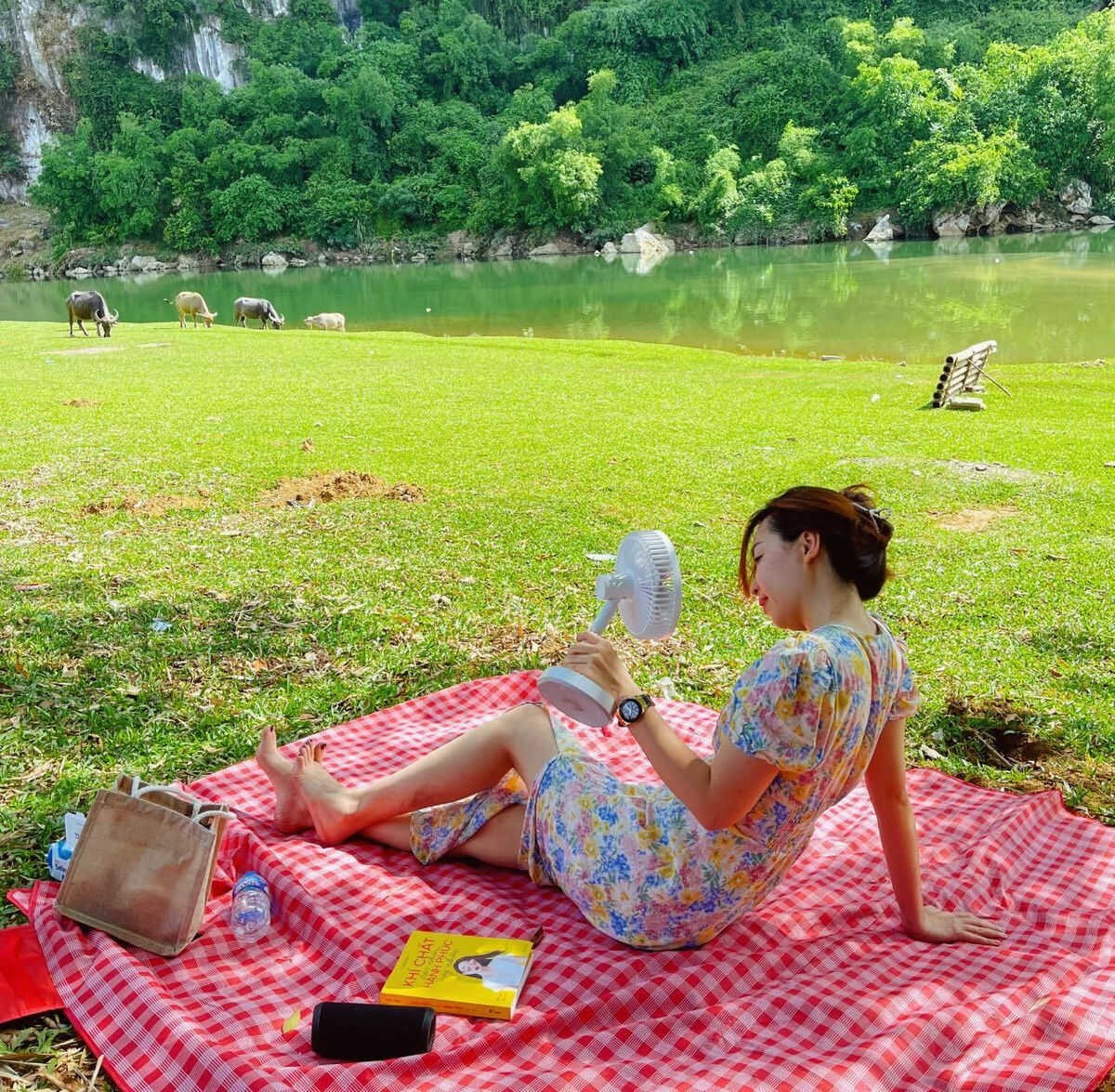 The flat and green grass carpet is suitable for camping. Photo: Nguyen Hong Thu Trang