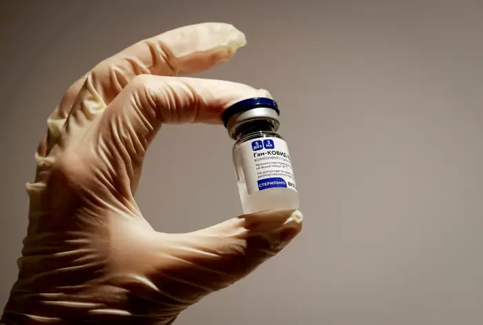 A medical specialist holds a vial of the Sputnik V vaccine in Moscow on Jan. 18 (Photo: Reuters) 