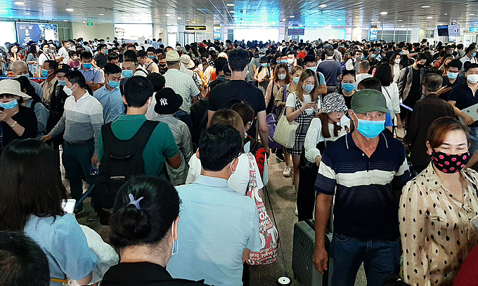 Air passengers at Noi Bai Airport in Hanoi, April 2021. Photo by VnExpress/Ngoc Thanh.