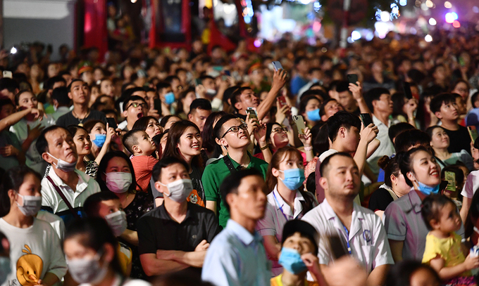 People gather at the opening ceremony of Sam Son beach tourism festival in Thanh Hoa Province, April 24, 2021. Photo by VnExpress/Le Hoang.