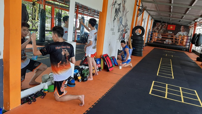 young people turn to online fitness classes amid pandemic