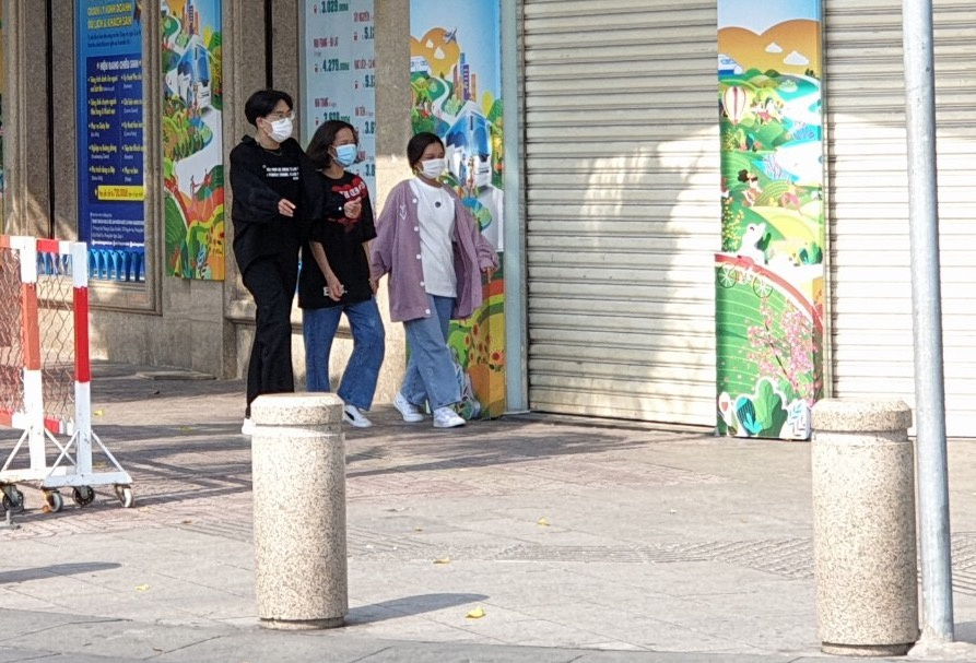 Young people wear masks in public (Photo: Thanh Nien) 