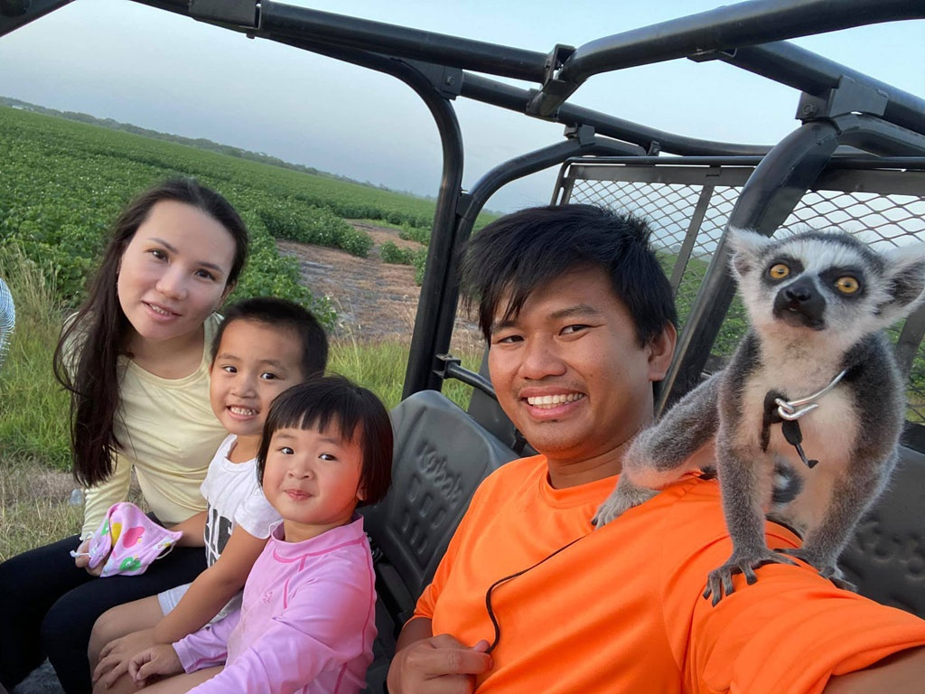 Vuong with his wife and the two children (Photo: Thanh Nien) 