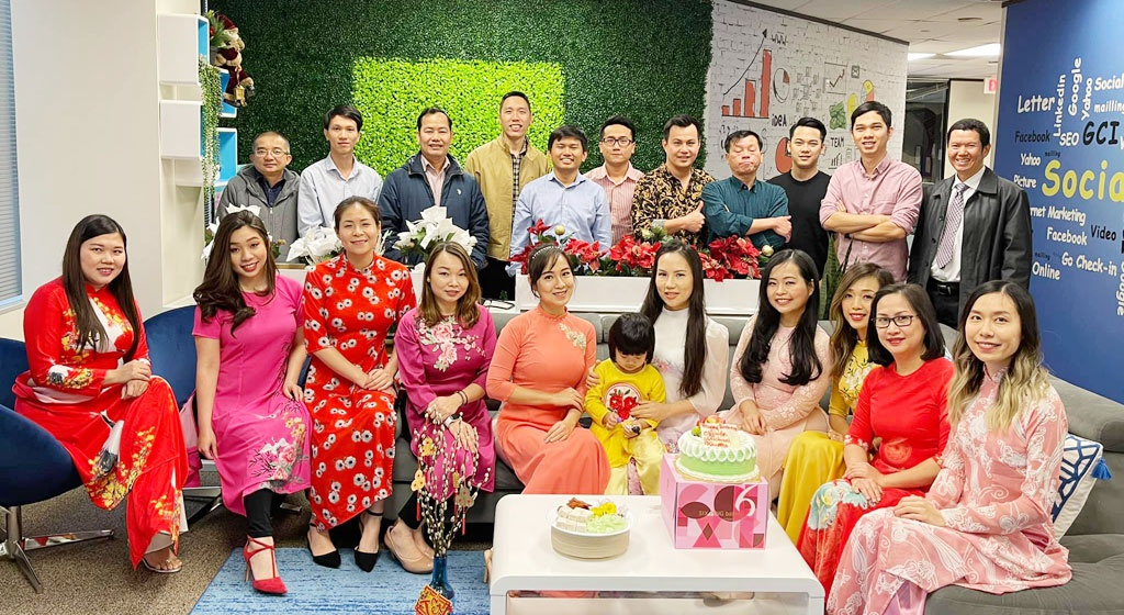 Vuong and his employees celebrating Tet holiday (Photo: Thanh Nien) 