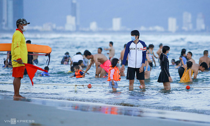 Tourists gather on a beach in Da Nang on April, 30, 2021, before new Covid-19 outbreaks hit. Photo by VnExpress/Nguyen Dong.