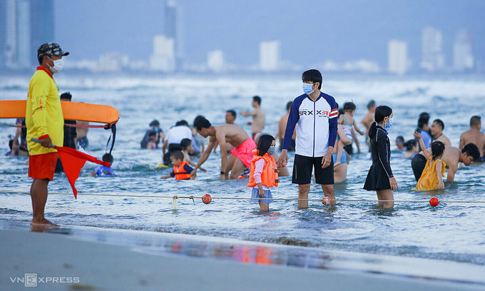 da nang bans gatherings more than 5 people hcmc shut down activities in the park