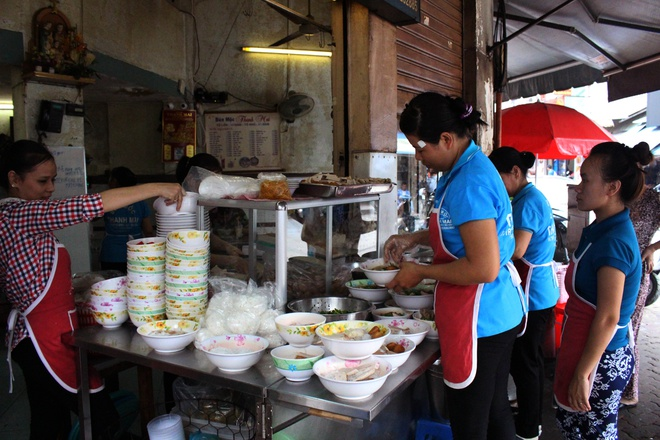 40-year old Saigon restaurant making traditional 'Bun Moc' (pork ball vermicelli soup)