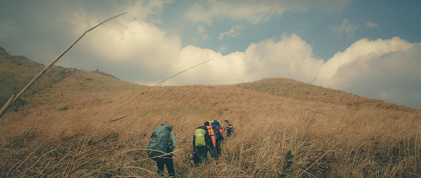 Tourists conquer Lung Cung mountain peak from Tu San Village. — Photo tripnow.vn