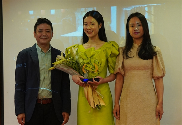 Phuong (centre) wonthe Best International Actor award at the 2021 Paris International Film Festival. Photo theothaovanhoa.vn