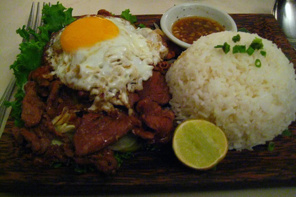 Traditional Cambodia food – Lok lak (Photo: Traveldudes) 