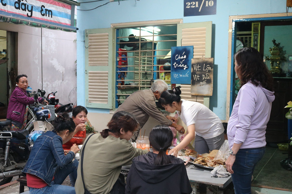 18 year old restaurant serves cheapest rice porridge in saigon