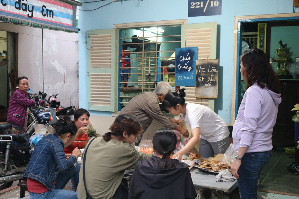 The small and petit congee restaurant hidden in an alley in District 6. Photo: Anh Le 