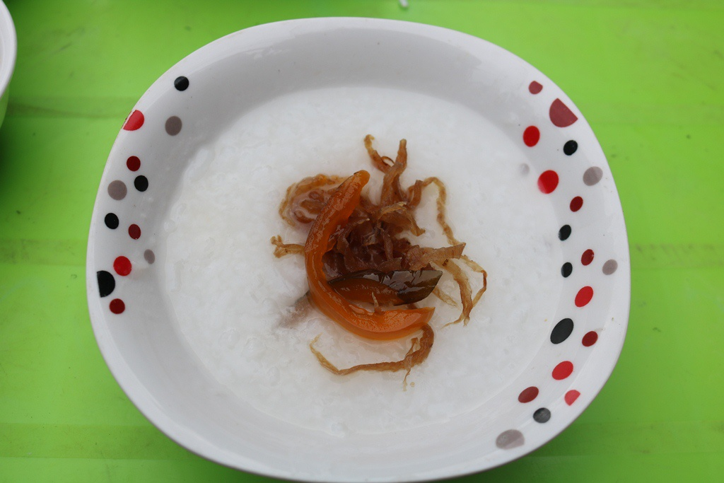 A bow of congee only costs VND 1,000 (Photo: Thanh Nien) 