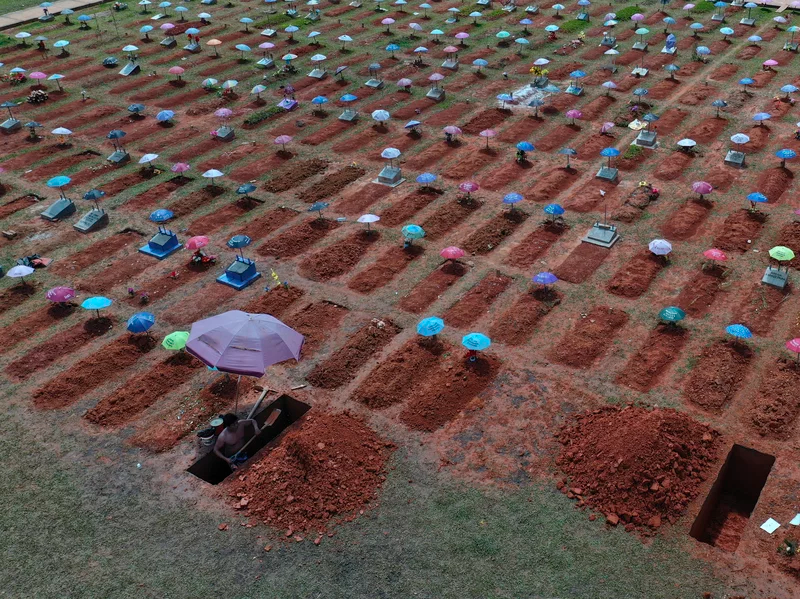 A worker digs a grave in the San Juan Bautista cemetery in Iquitos, Peru, amid the coronavirus pandemic. Photo: AP 