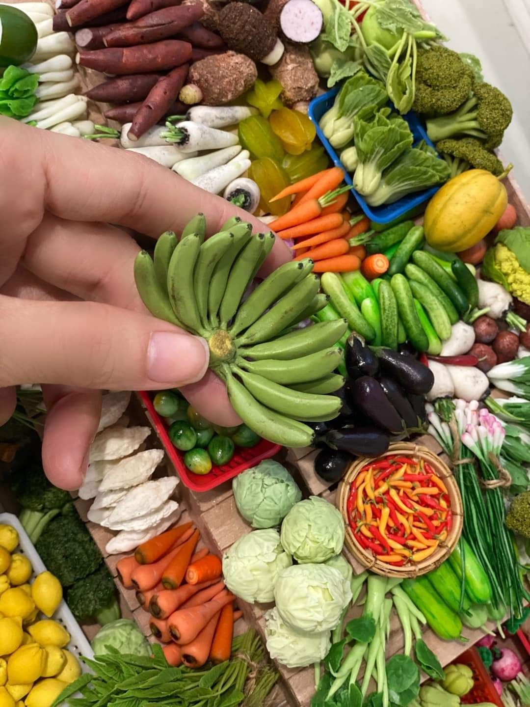 The ingredients to make this models are diverse. It took a lot of time for Nhu Quynh to find all the ingredients, and had to wait about 1-2 weeks for them to arrive.  Photo: Facebook 