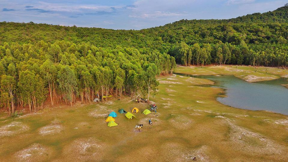 The campsite viewed from above at Dau Tieng Lake – Photo source: FB An Le